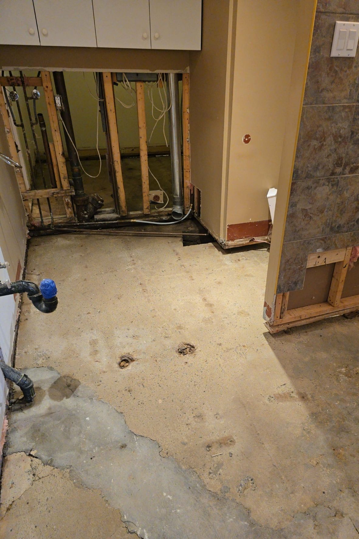 Pièce intérieure dégarnie avec murs ouverts et conduits apparents dans un immeuble en cours de travaux  à Québec